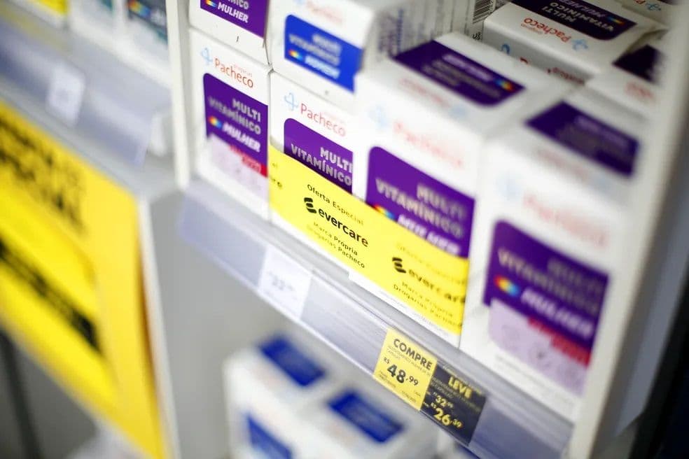 Drogarias ampliam linhas de marcas próprias com itens mais sofisticados, como vitaminas e cosméticos